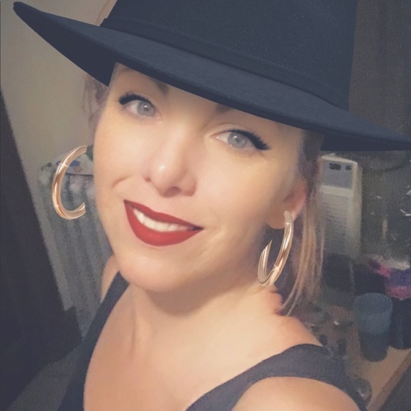 Meet your Posher, Cassandra - Picture 3 of 13